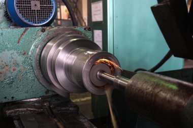 Metal işleme endüstrisi. Dahili bir deliğin bir kıvılcım ile yabancı kurumsal soğutma yoluyla taşlama.