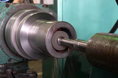Metal işleme endüstrisi. Dahili bir deliğin bir kıvılcım ile yabancı kurumsal soğutma yoluyla taşlama.