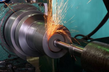 Metal işleme endüstrisi. Dahili bir deliğin bir kıvılcım ile yabancı kurumsal soğutma yoluyla taşlama.