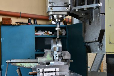 İşlenecek parçanın çalışma sürecinde cnp ile freze. Metal ürünleri imalatı.