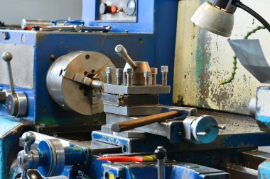 Metal atölyesinde işlerken Torna.