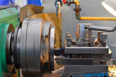 Torna tezgahında makine, bir araçla bir bölümün iç sıkıcı.