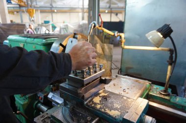 Metal kesme, parçaların bir Torna üzerinde işleme son tarafından işlenmesi