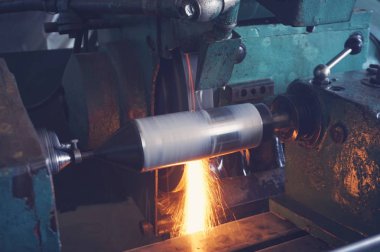 Makinede kıvılcımlar ile mil Bileme ve soğutma, farklı açılarda