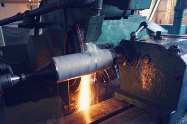 Makinede kıvılcımlar ile mil Bileme ve soğutma, farklı açılarda