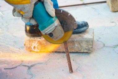 Makine demir çubuk, kıvılcım sinek farklı yönlere taşlama çalışma modu.