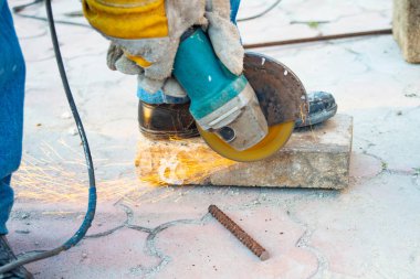 Makine demir çubuk, kıvılcım sinek farklı yönlere taşlama çalışma modu.