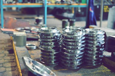 Torna ve freze işleme fabrikasında bulunan sonra yuvarlak demir parçaları