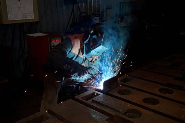 溶接機職場生産で金属を処理するときです 鋼の溶接の火花します — ストック写真