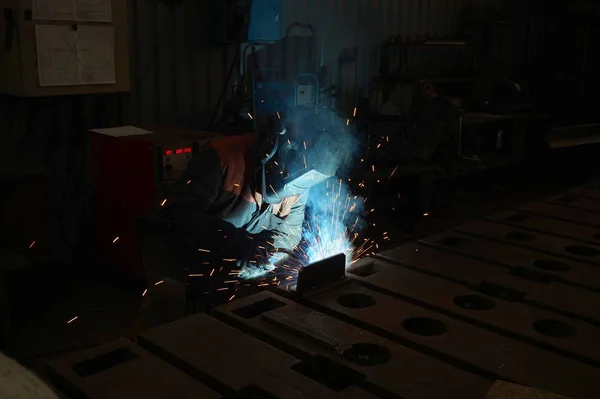 Lasser Het Werk Bij Verwerking Van Metaal Productie Vonken Het — Stockfoto