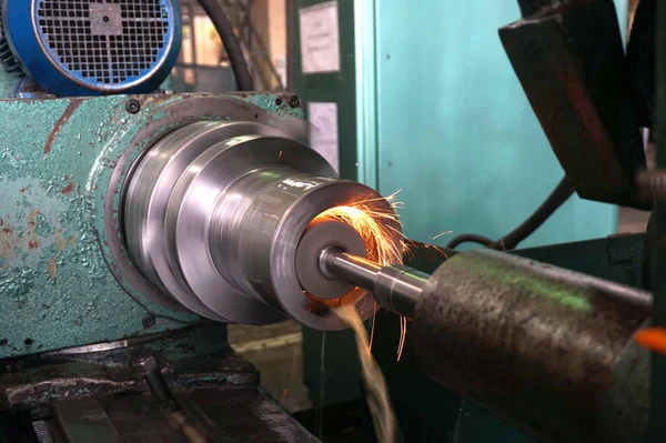 Industria Metalúrgica Molienda Interior Del Agujero Con Chispa Por Medio —  Fotos de Stock