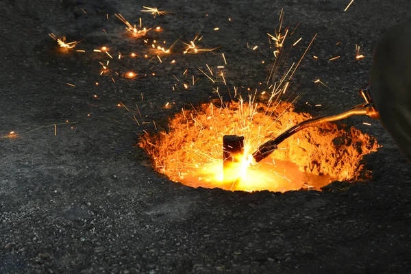 Lasser Snijdt Het Metaal Met Gas Lassen Vonken Vliegen Close — Stockfoto