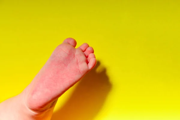 Patas Bebé Sobre Fondo Amarillo Pierna Pequeña Bebé Recién Nacido — Foto de Stock