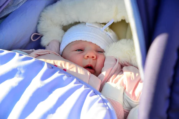 Pasgeboren Baby Kinderwagen Close Winter Warme Kleren — Stockfoto