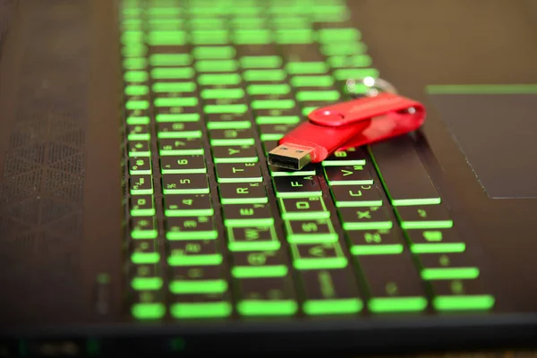 Червоний Usb Флеш Пам Ять Лежить Зелений Ноутбук Клавіатури — стокове фото