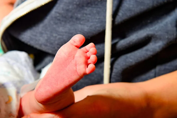 Mutter Hält Das Bein Eines Neugeborenen Der Hand — Stockfoto