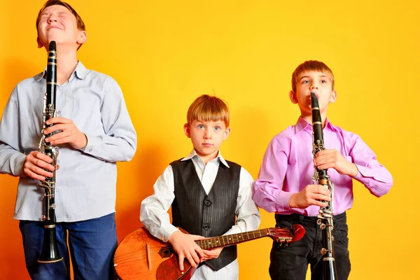 Ensemble di giovani artisti musicali, clarinetto e dombra — Foto Stock