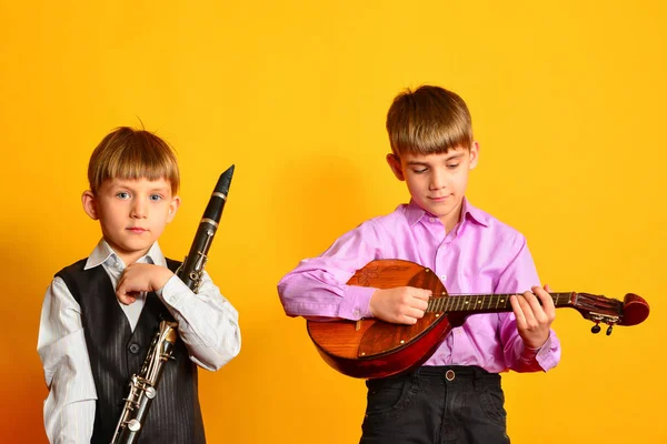 Conjunto de jovens artistas musicais, clarinete e dombra — Fotografia de Stock