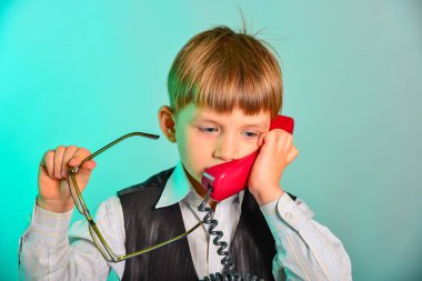 Ofiste adam konularda tel telefonu, modern çocuk iş kavramı kabul eder