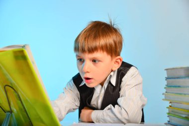Notebook ve sınıfta okulda onun masasında ders kitapları arasında sürpriz küçük öğrenci