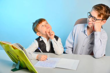 Genç öğrenci sınıfta okulda görev hakkında düşünüyor