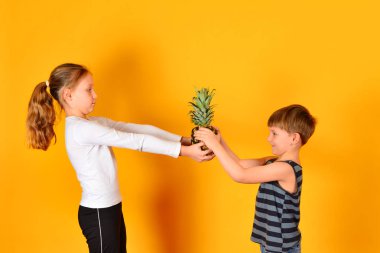 Kız ananas küçük kardeşi verir.