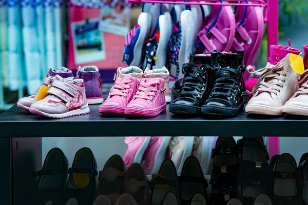 Zapatos para niños en el mostrador de la tienda en el centro comercial — Foto de Stock