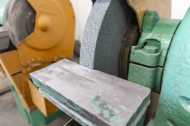 Atılgan, atölyesinde bilemeye yarayan taşlama sanayi.