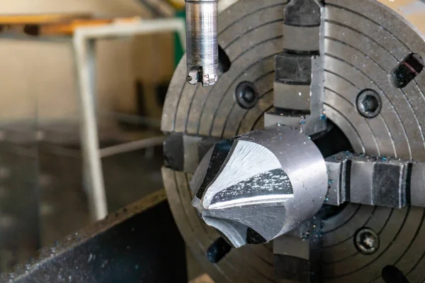 A fabricação de um cortador de dedo para uma máquina de corte de engrenagens, a preparação da ferramenta de corte em engenharia mecânica . — Fotografia de Stock