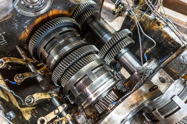 Getriebe für Kupplung und Getriebe demontiert. Getriebe für demontierte Industriemaschinen. — Stockfoto