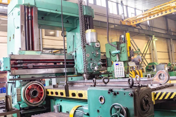 Produktionswerkstatt, Werkzeugmaschinen und Ausrüstung für die Metallbearbeitung in einem Maschinenbaubetrieb. — Stockfoto