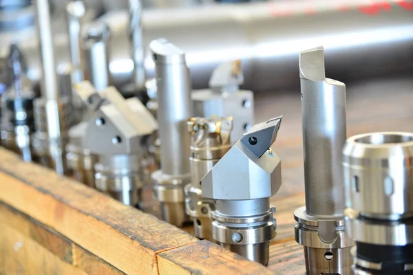 Equipamento de corte, moinho e solda para processamento de metais em fresadoras CNC . — Fotografia de Stock