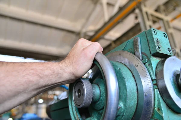 Mechanische rotatie van de feed werknemer op een machine voor de metaalbewerking. — Stockfoto