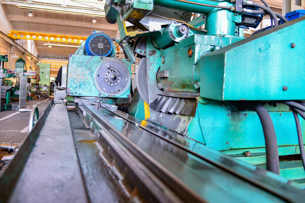 Кровать и направляющие механического оборудования для резки металла
.