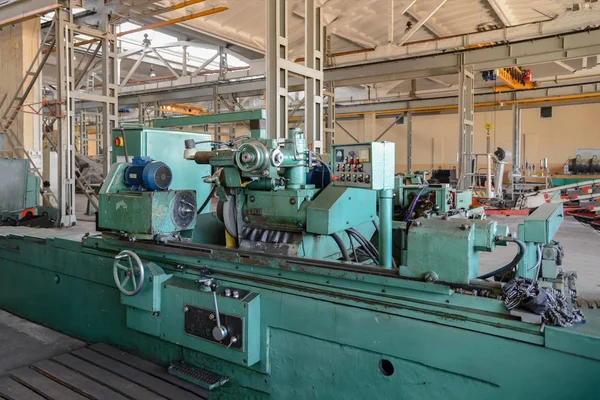 Schleifmaschine in einem Maschinenbaubetrieb in einer metallverarbeitenden Werkstatt. — Stockfoto