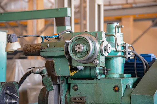 Máquina de moagem em uma empresa de construção de máquinas em uma oficina de metalurgia . — Fotografia de Stock