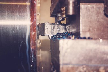 Torna, freze tezgahı üzerinde metal işleme parçaları üretim.