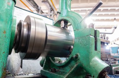 Torna, freze tezgahı üzerinde metal işleme parçaları üretim.