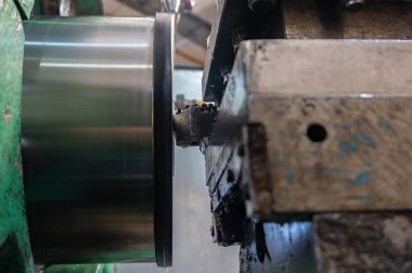 Torna, freze tezgahı üzerinde metal işleme parçaları üretim.