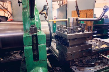 Torna, freze tezgahı üzerinde metal işleme parçaları üretim.