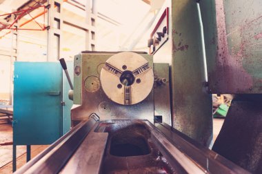 Torna, freze tezgahı üzerinde metal işleme parçaları üretim.