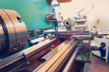 Torna, freze tezgahı üzerinde metal işleme parçaları üretim.