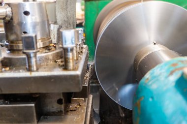 Torna, freze tezgahı üzerinde metal işleme parçaları üretim.