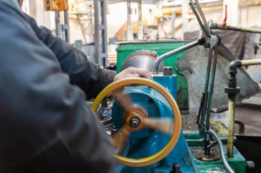 Torna, freze tezgahı üzerinde metal işleme parçaları üretim.