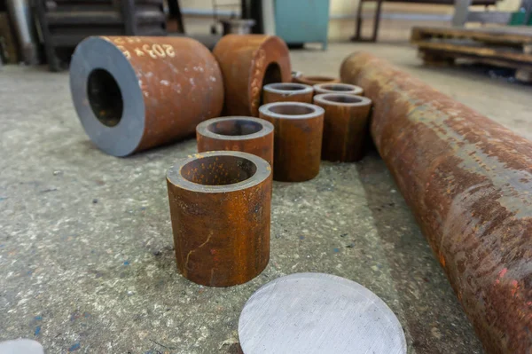 Tubi di ferro arrugginito per la lavorazione, billetta per tornitore . — Foto Stock