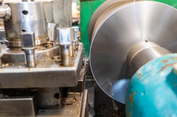 Torno, piezas de fabricación por mecanizado de metal en una fresadora . — Foto de Stock