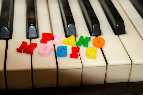 멀티 컬러 문자, 피아노 음악에에서 피아노의 키에 비문. — 스톡 사진