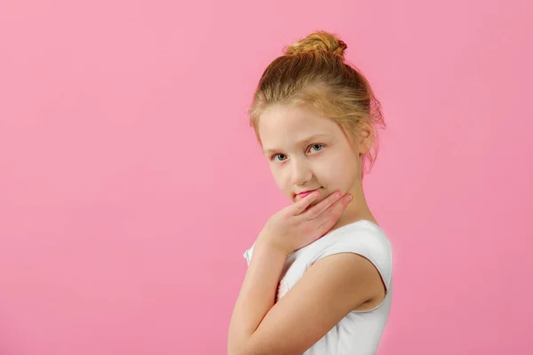 Portrait d'une fille sur fond rose — Photo