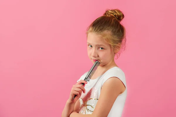 Retrato de una chica sobre un fondo rosa —  Fotos de Stock