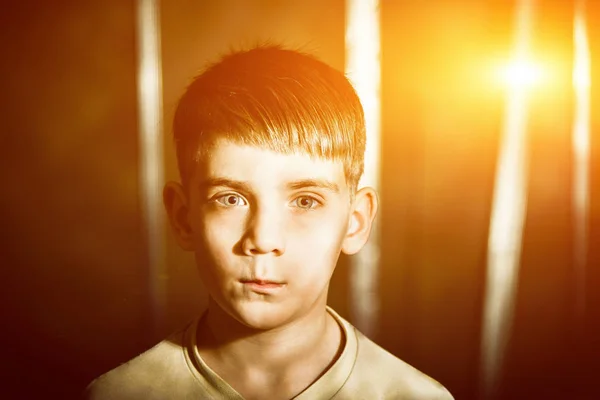 Retrato de um menino com erupção, foto tonificada . — Fotografia de Stock